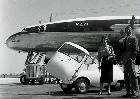 Isetta junto a um Airbus da KLM 1954 peq