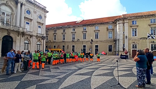 Trabalhadores dos Espacos Verdes concentram-se na praa municipio