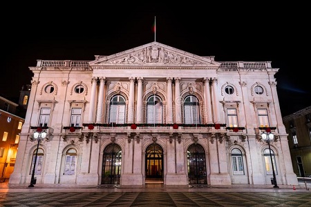 camara-municipal-de-lisboa-na-noite